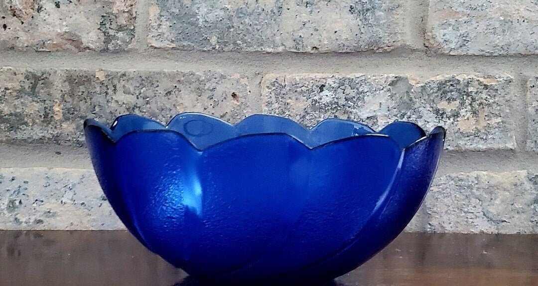 Arcoroc Cobalt Swirl Bowl Console or Centerpiece Scalloped Edge Textured Glass - Timeless Treasures Emporium1