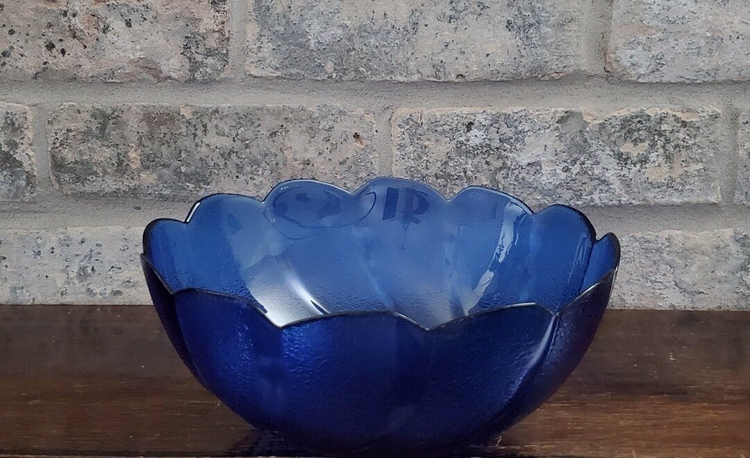 Arcoroc Cobalt Swirl Bowl Console or Centerpiece Scalloped Edge Textured Glass - Timeless Treasures Emporium1