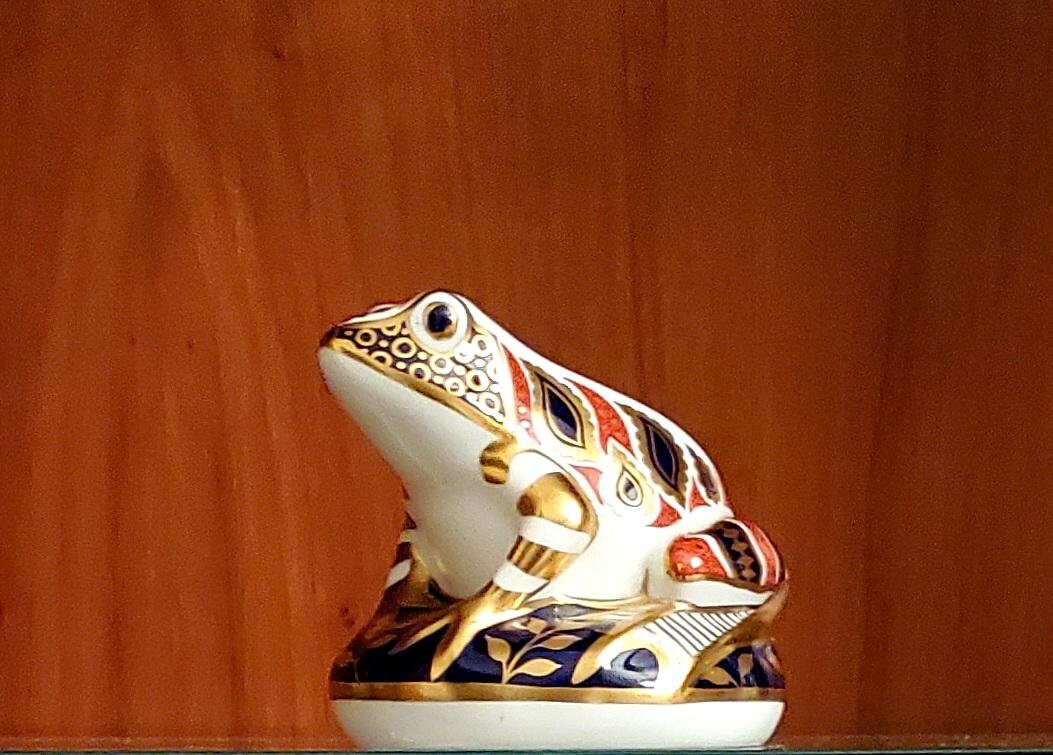 Exquisite Royal Crown Derby Frog Paperweight / Figurine - Timeless Treasures Emporium1