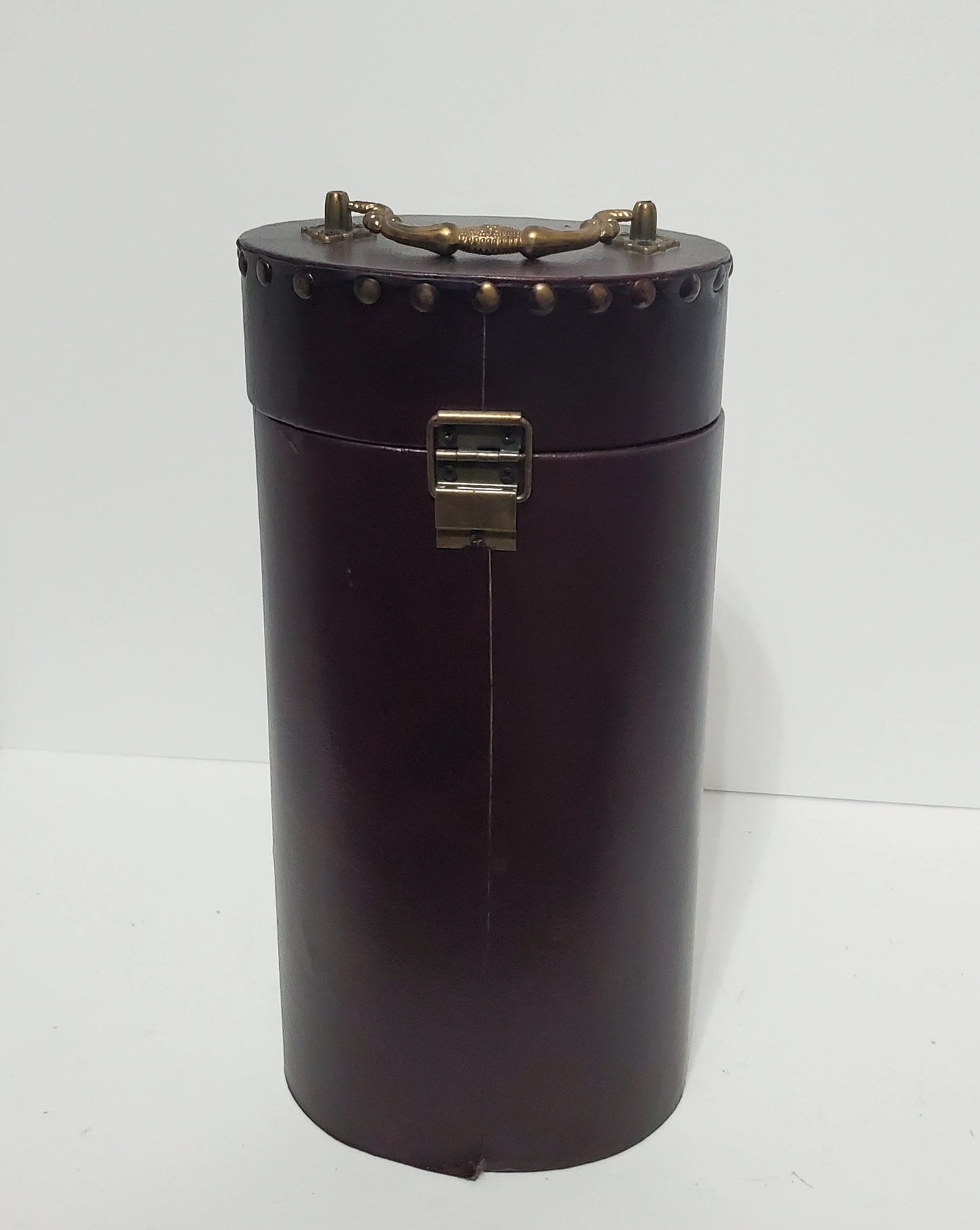 Decorative Distressed Old World Faux Leather & Oval Storage Carrier Wine Box for Single Bottle - Timeless Treasures Emporium1