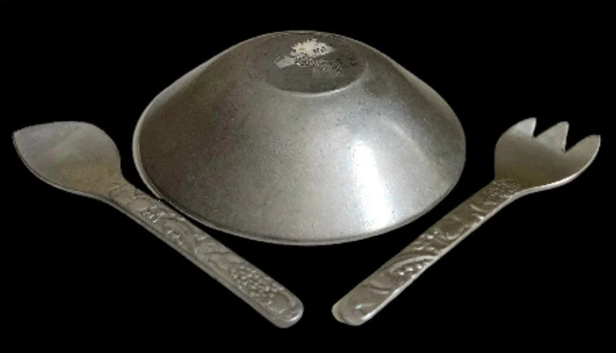Vintage Wilton Co. Armetale RWP William And Mary Large Heavy 12.75" x 3" Pewter Center Round Salid/Fruit Serving Bowl Aluminum with Utensils - Timeless Treasures Emporium1