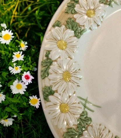 Vintage Mid-Century Hand-Painted Sculped Metlox-Poppytrail Daisy USA Round Dinner Plate ~ 10.5" - Timeless Treasures Emporium1