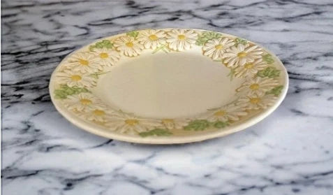 Vintage Mid-Century Hand-Painted Sculped Metlox-Poppytrail Daisy USA Round Dinner Plate ~ 10.5" - Timeless Treasures Emporium1