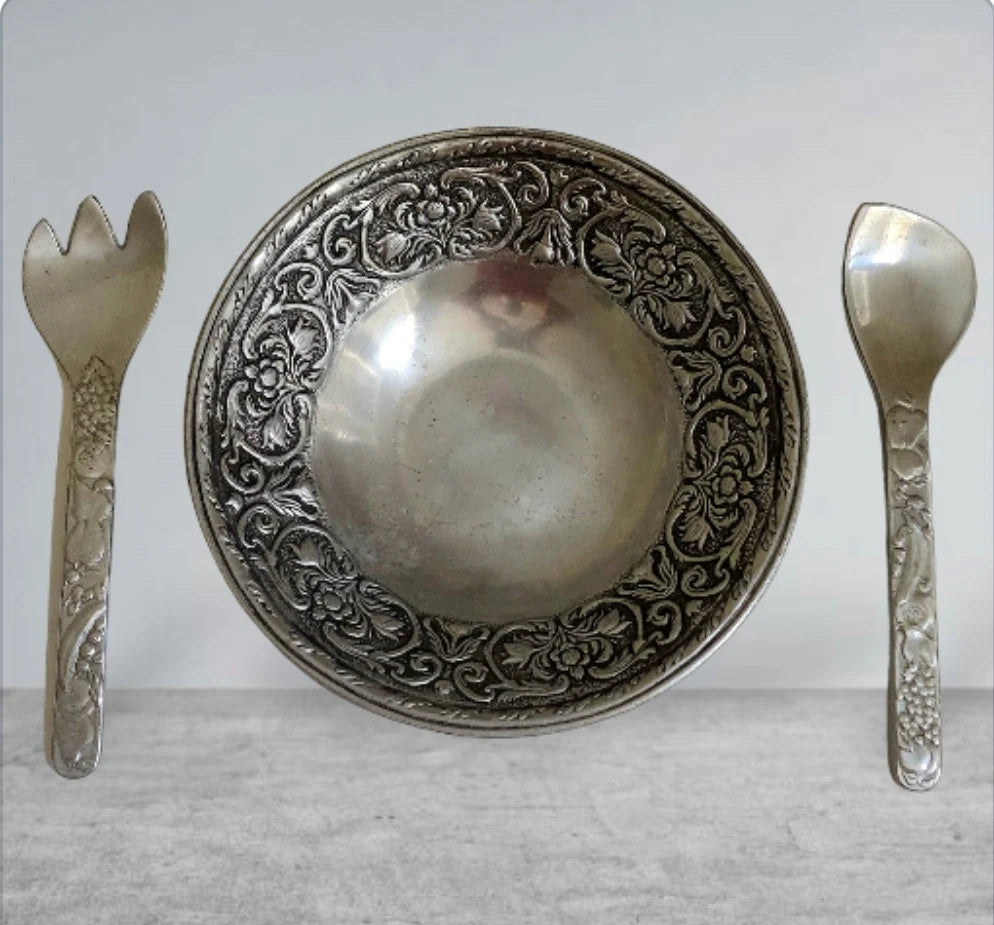 Vintage Wilton Co. Armetale RWP William And Mary Large Heavy 12.75" x 3" Pewter Center Round Salid/Fruit Serving Bowl Aluminum with Utensils - Timeless Treasures Emporium1