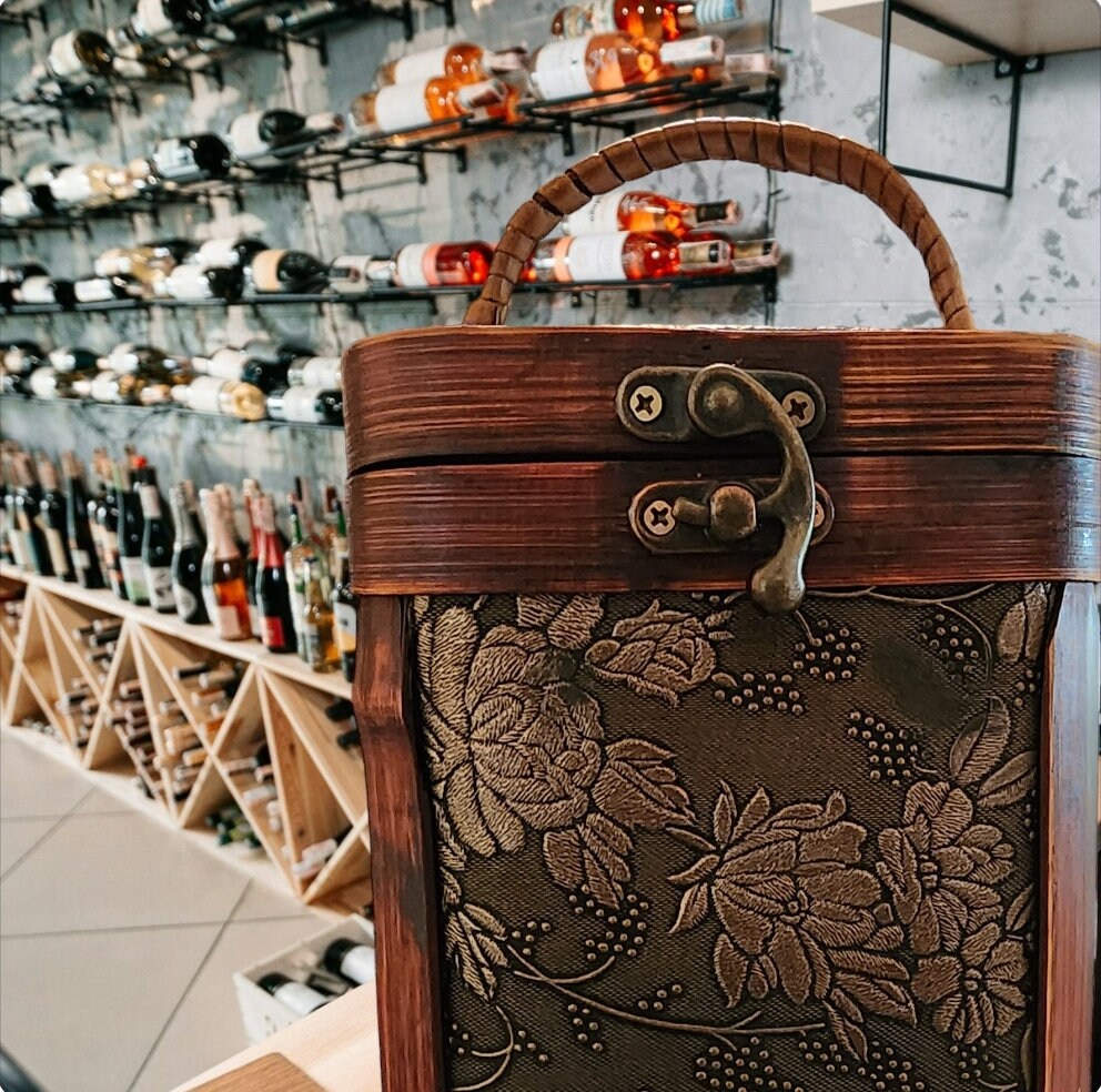 Decorative Faux Distressed Old World Wicker/Rattan Treasure Chest Single Wine Box ~ 14" - Timeless Treasures Emporium1