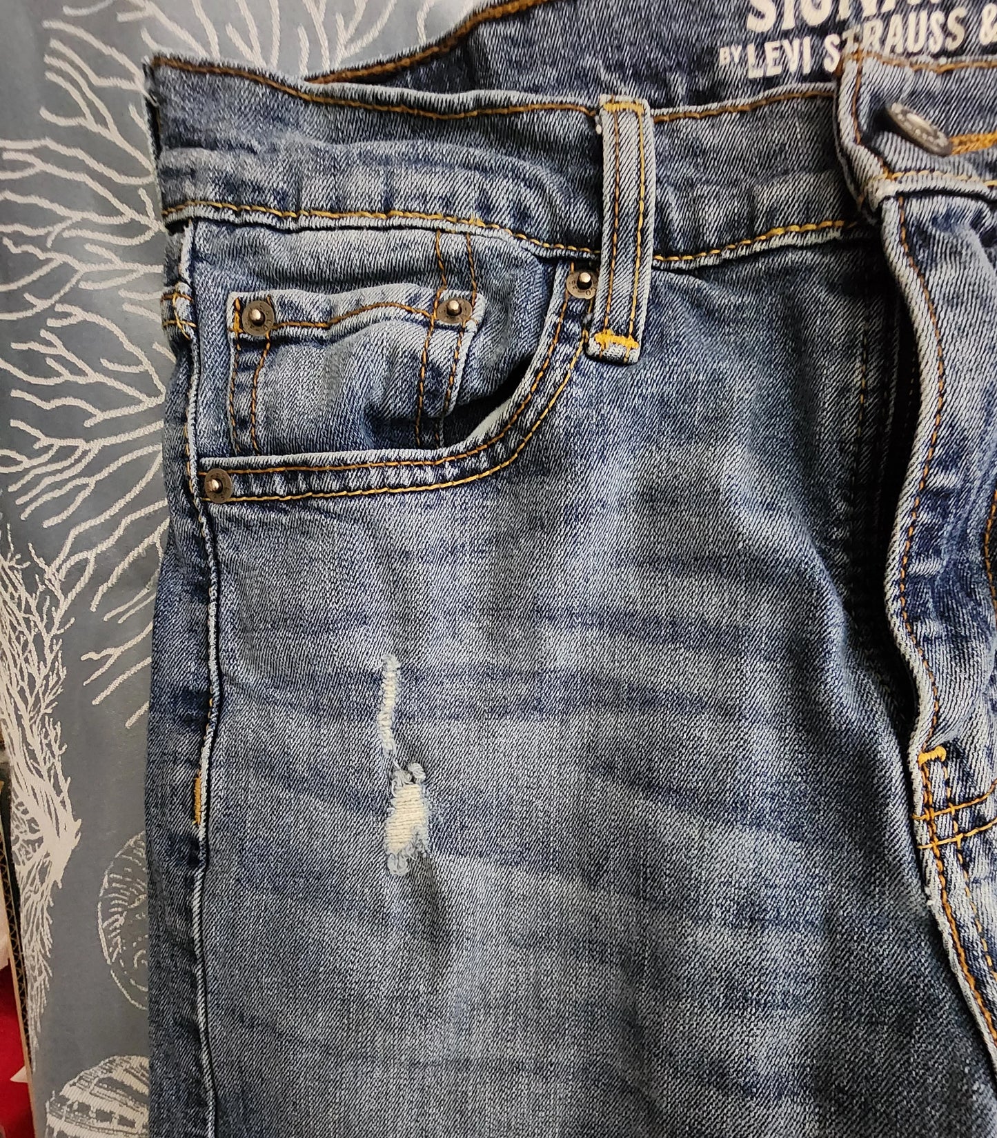 Signature Levi Strauss & Co S37 Slim Men's Famous Riveted Strength 29W 30L ( Women's S-M / 4-6) Jeans