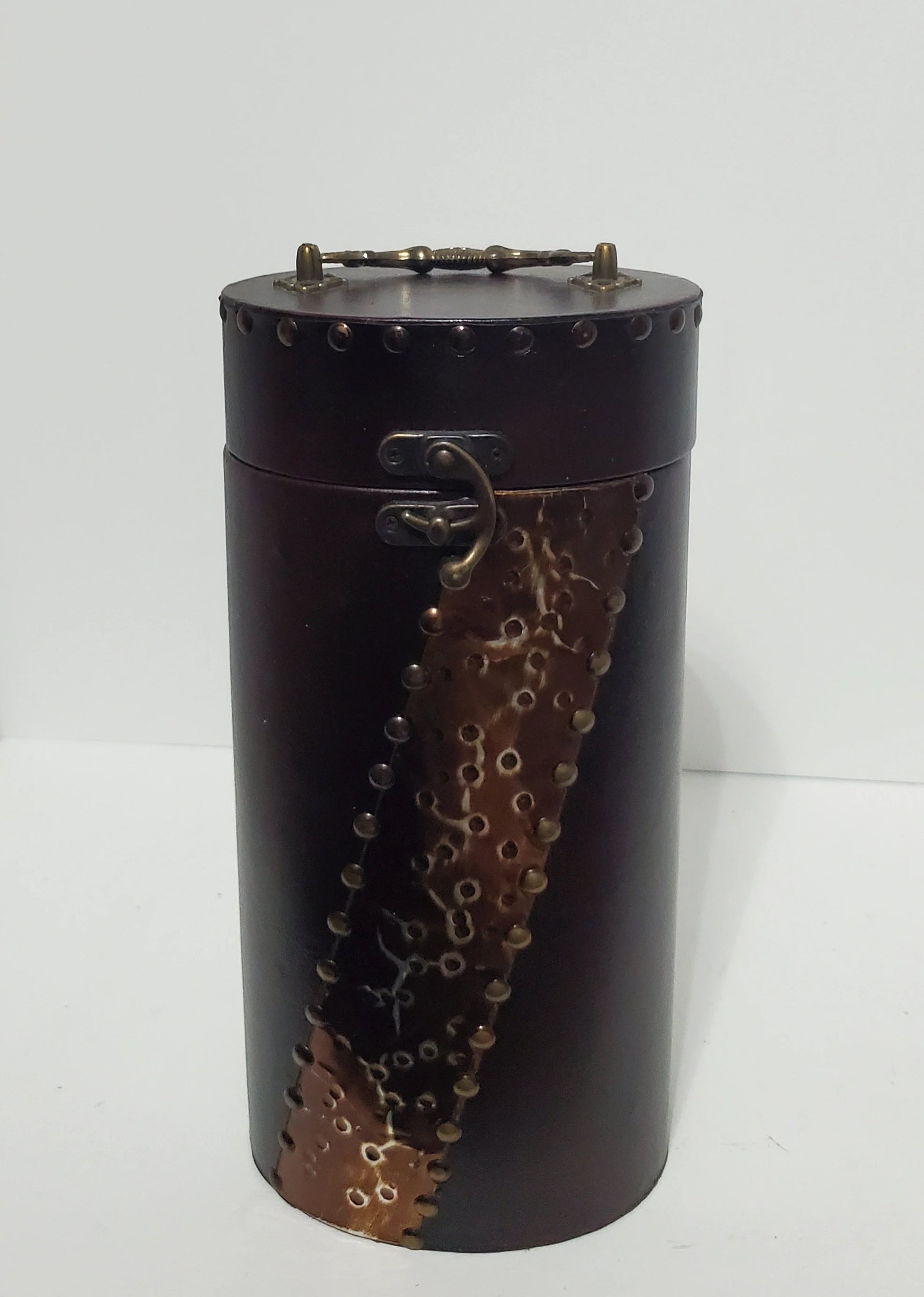Decorative Distressed Old World Faux Leather & Oval Storage Carrier Wine Box  for Single Bottle - Timeless Treasures  Emporium1