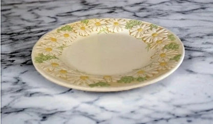 Vintage Mid-Century Hand-Painted Sculped Metlox-Poppytrail Daisy USA Round Dinner Plate ~ 10.5" - Timeless Treasures  Emporium1